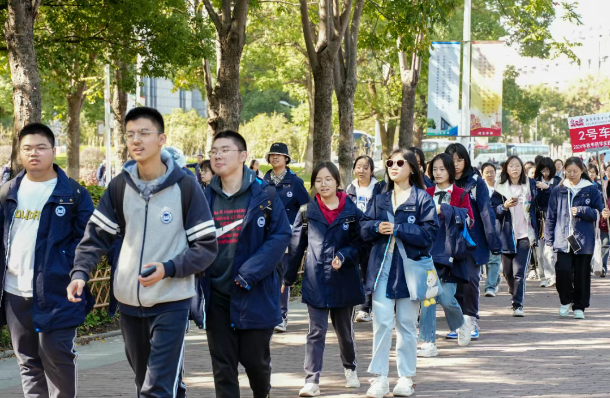 探秘藥理世界，共尋自然之旅——南京第十二中學(xué)高三學(xué)子一日研學(xué)活動